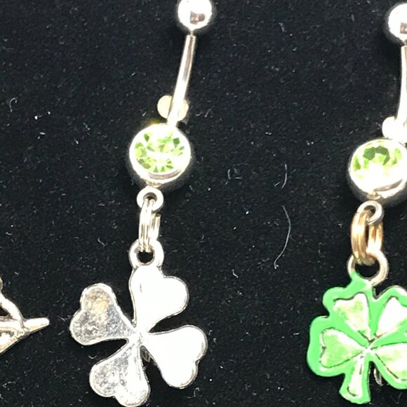 Green Gem Shamrock Dangle Belly Ring - Picture 7 of 10